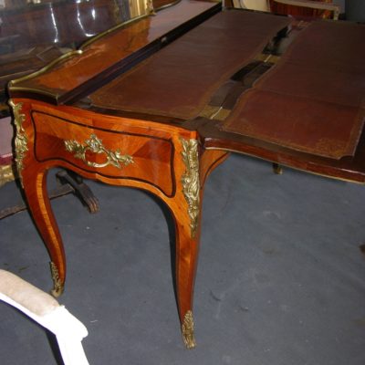 Grande table à écrire dessus brisé Louis XV